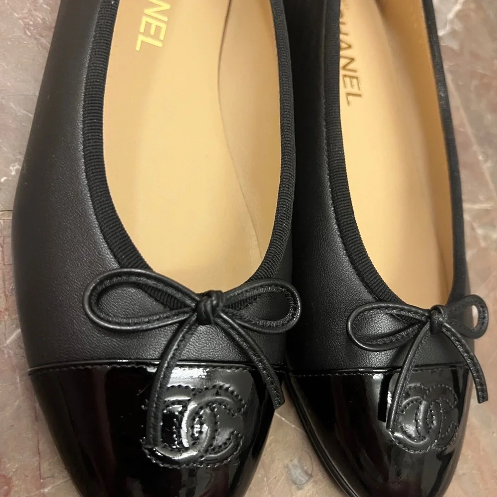 CHANEL Black Leather Ballet Flats with Patent Cap-Toe - 39.5